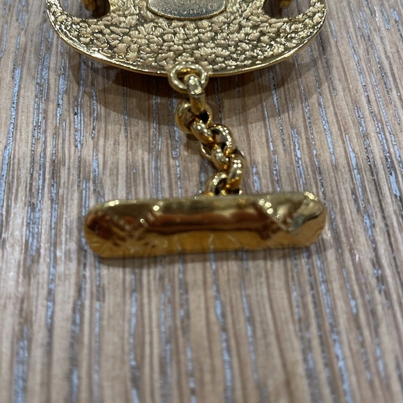 Authentic Vintage Chanel Quilted Gold Plated Bracelet with One CC missing - Picture 9 of 9